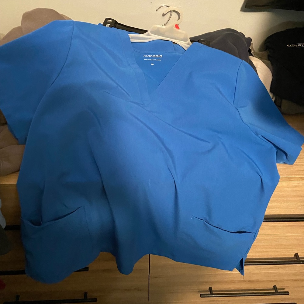 Mandala Royal Blue Women’s Scrubs. Top is 3XL bottom is 2XL.